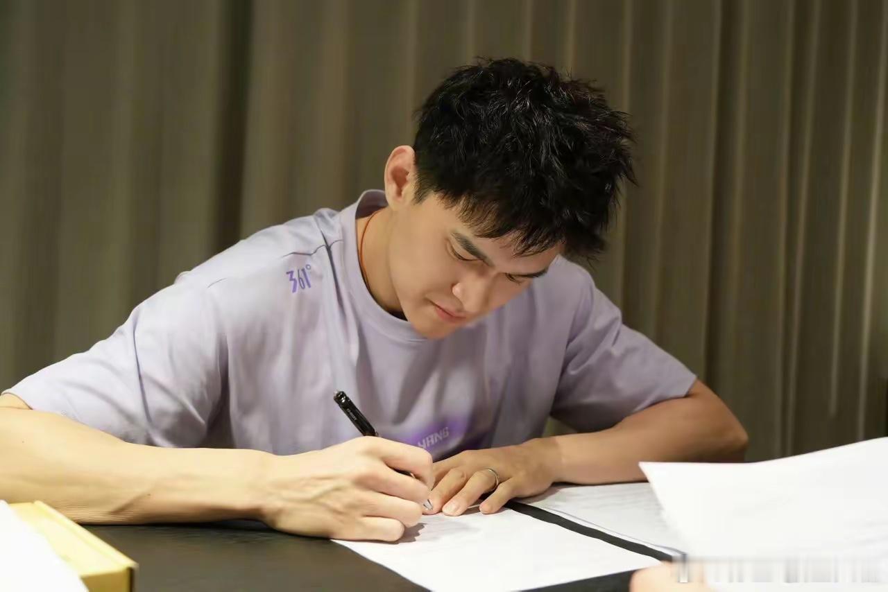 看完孙杨直接内伤失眠了孙杨节目言行太窒息，看完直接彻夜难眠无语至极！看完孙杨近期