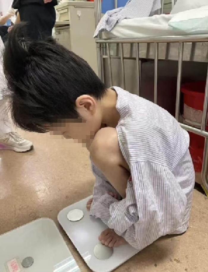悲剧还是发生了！江西,一17岁少年，身高150厘米体重仅剩21.2公斤，六年来反