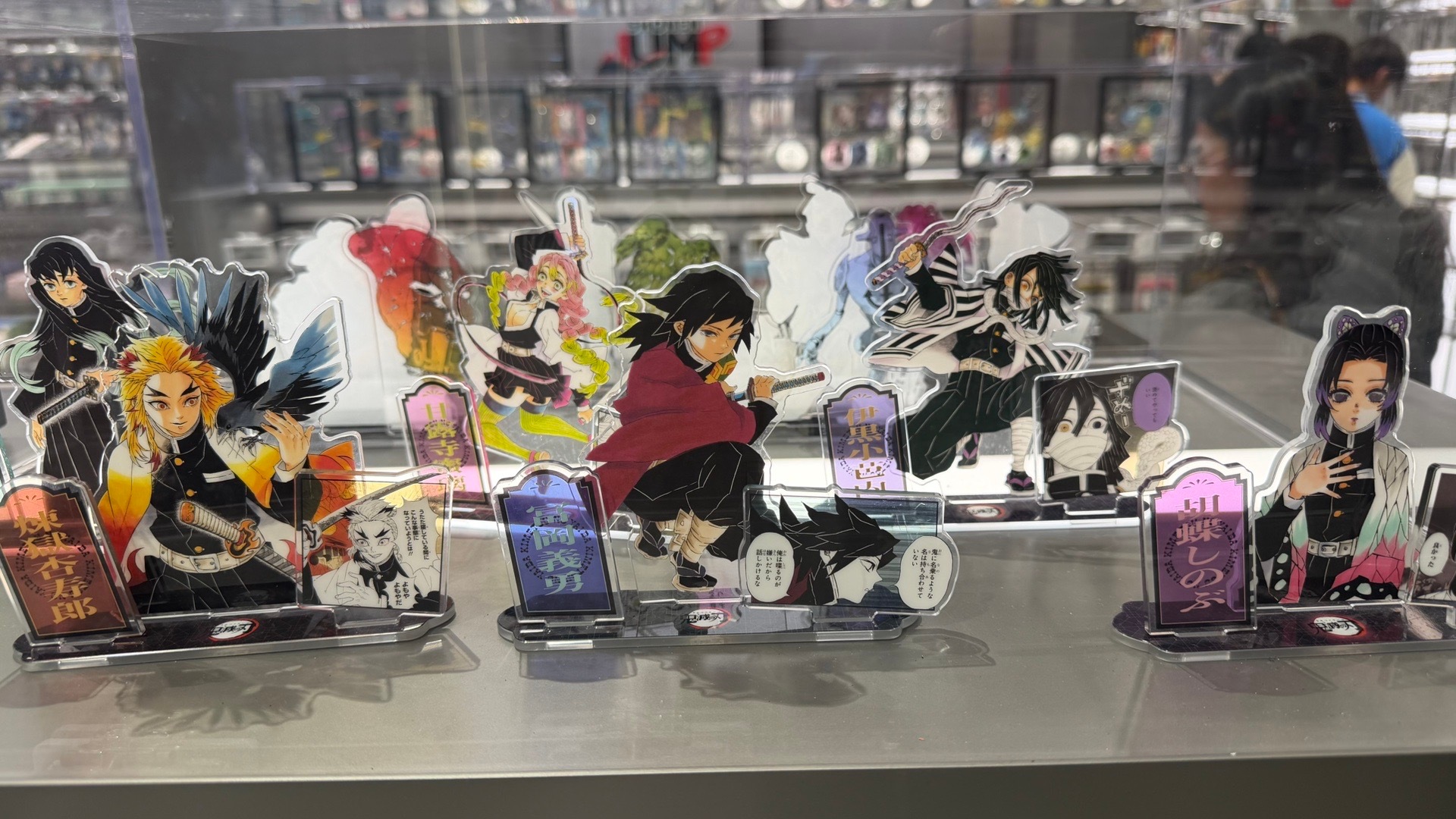 徐家汇很有意思马路这边的美罗城一楼都是做年轻人几十块的生意对面的港汇恒隆一楼都是