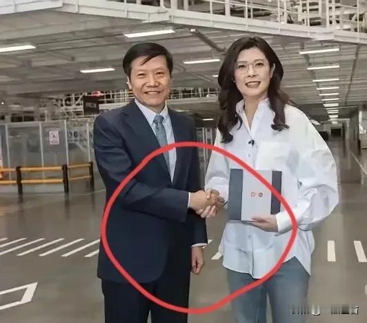 前两天刷到雷军那两次握手图，说实话，我第一反应是：这哥们是不是故意的？
但仔细看