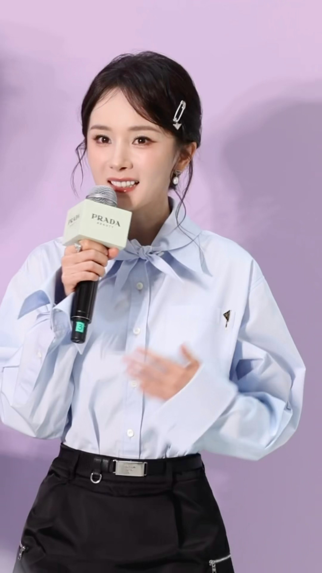 幂姐这套穿搭完全少女来的大饱眼福中…杨幂低盘发蓝衬衣造型杨幂的腿和尖头高跟鞋好适