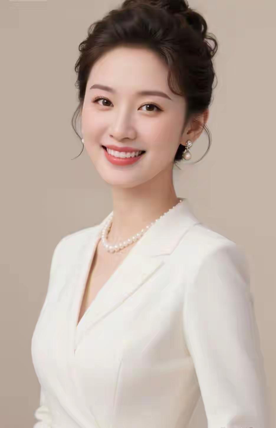 浅笑嫣然百媚生，
眼眸藏星映流霞。