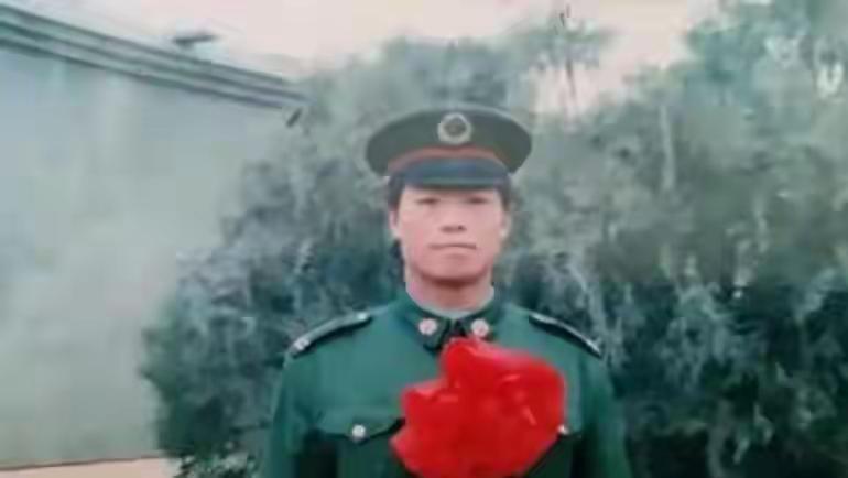 在卫国戍边一线坚守了整整二十七年的一等功臣祁发宝，如今已经升任警备区副司令，他胸
