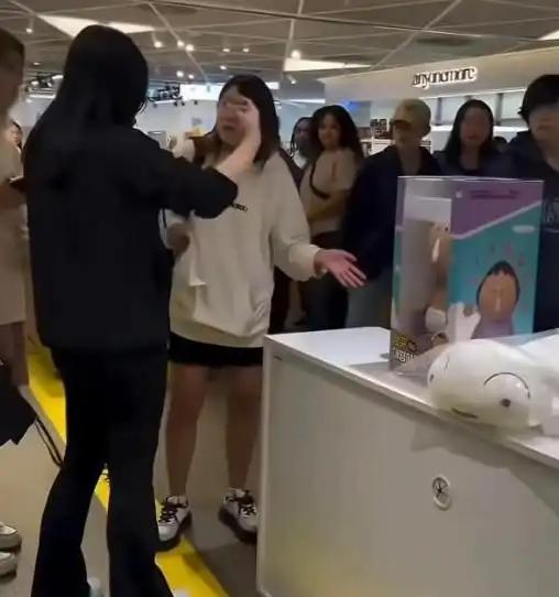 首尔街头爆发激烈冲突！一名被指为法国女子的西方女性，据称说出“全世界都厌恶中国人