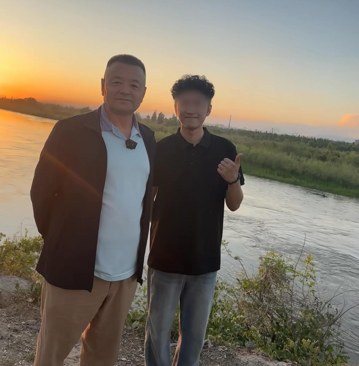 终于知道迪丽热巴的造型是和谁学的了！全网都在偶遇“岳父”大人，这可爱的程度，怪不