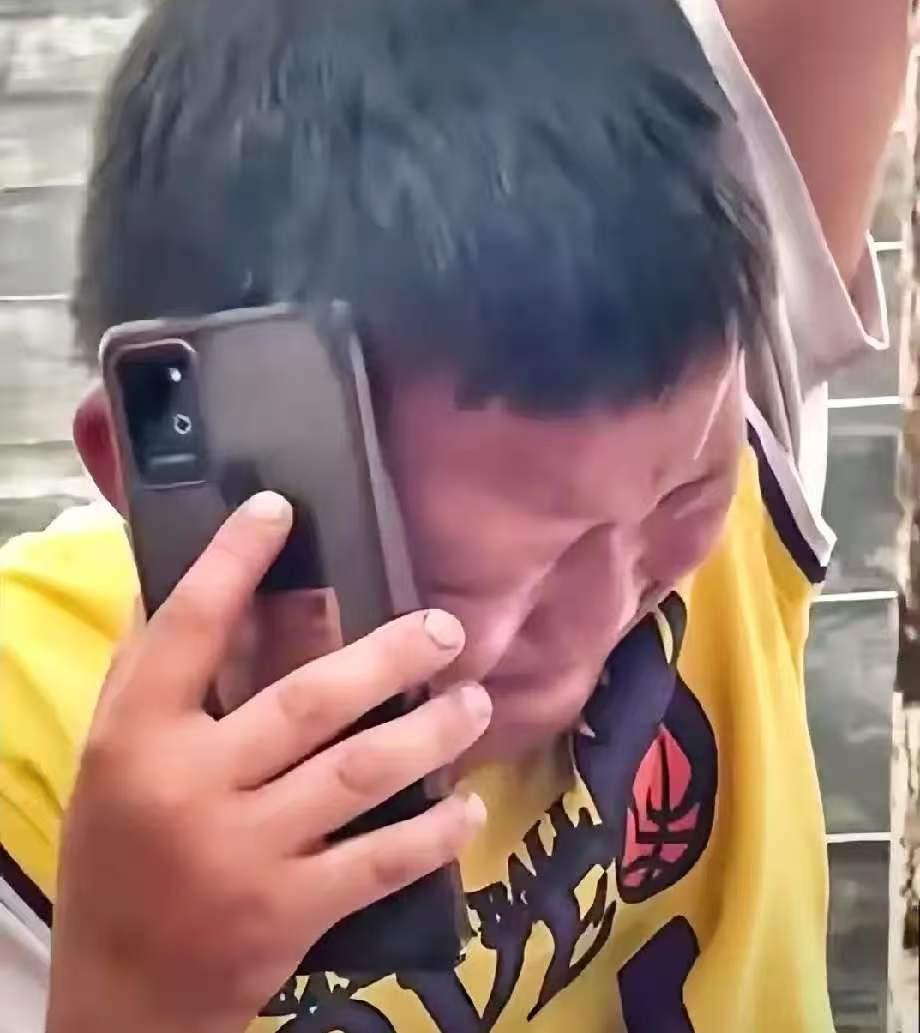 湖南icon一所乡村小学，9岁男孩躲在楼梯间抹泪，只因为兜里那1块钱，连最便宜的