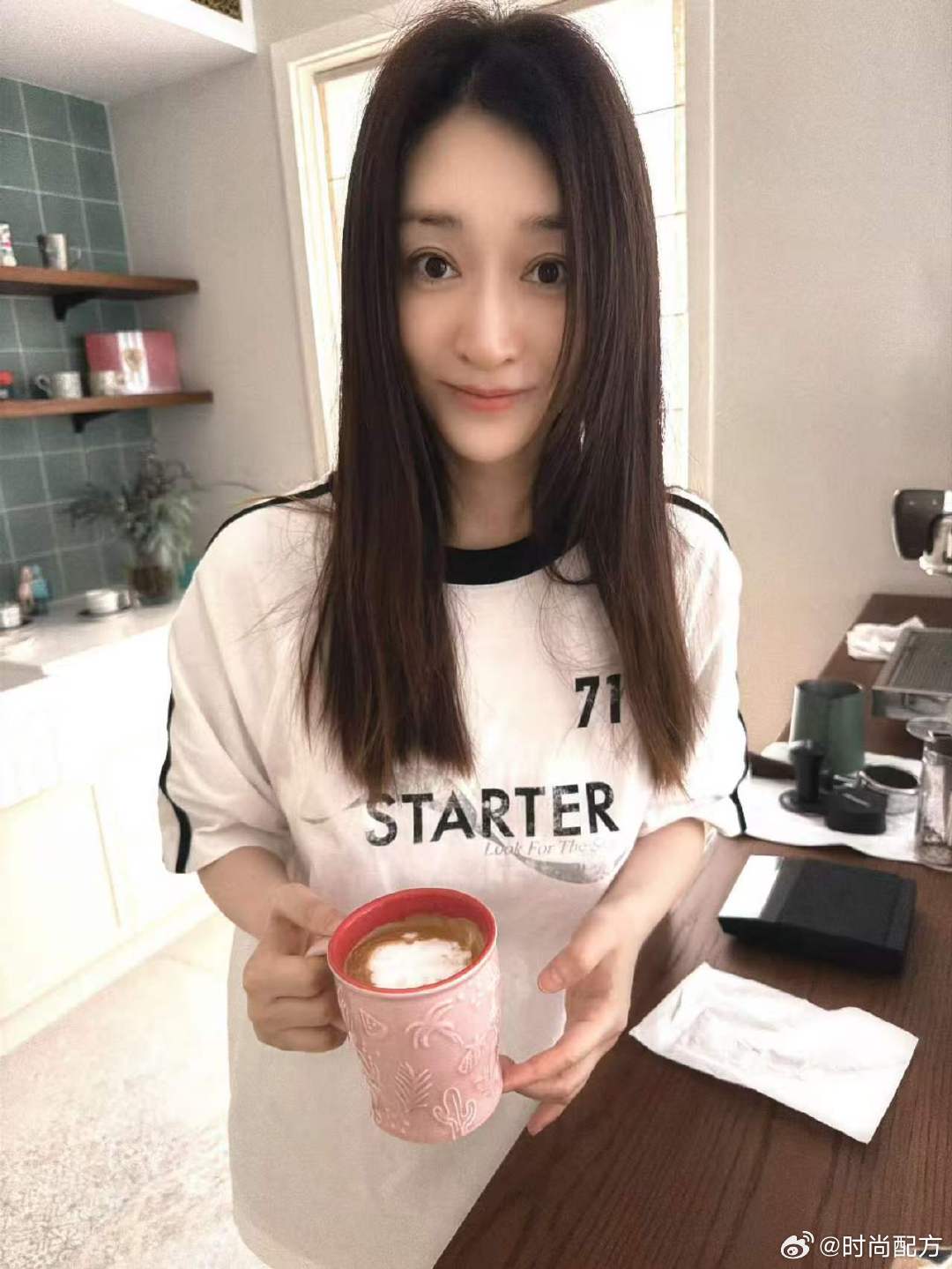 李小冉喝上了立秋的第一杯咖啡李小冉抽象拉花 哈哈哈哈哈李小冉也是喝上↑立秋的第一