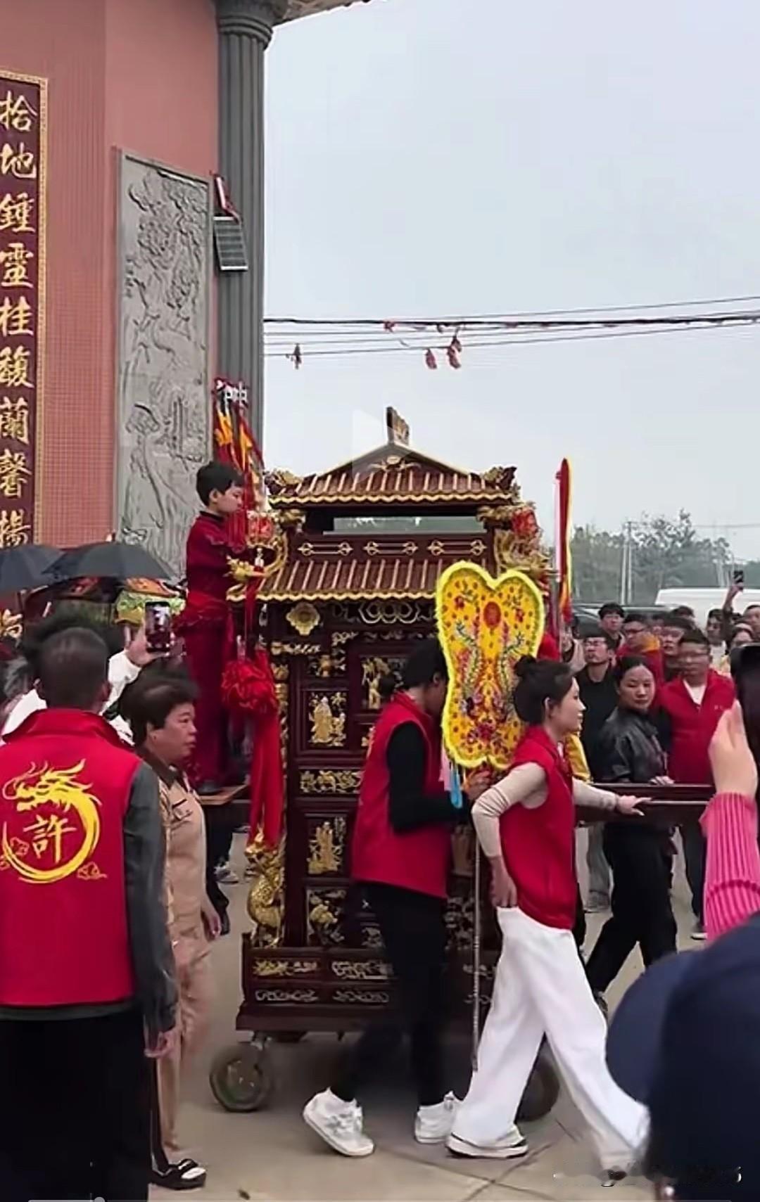 “小女孩”这穿搭，通报里面说是他闹着玩爬上巡游桥，不存在换的事，你信吗？其实信不