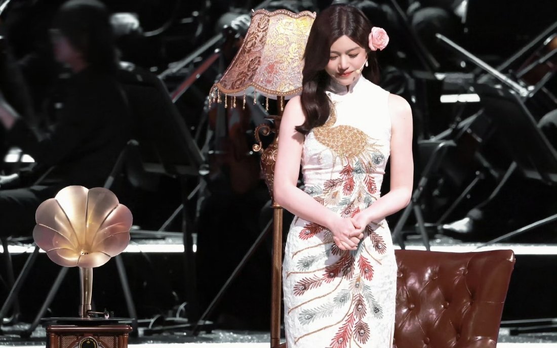 圣诞节快乐陈妍希，姐的身材超适合穿旗袍的！