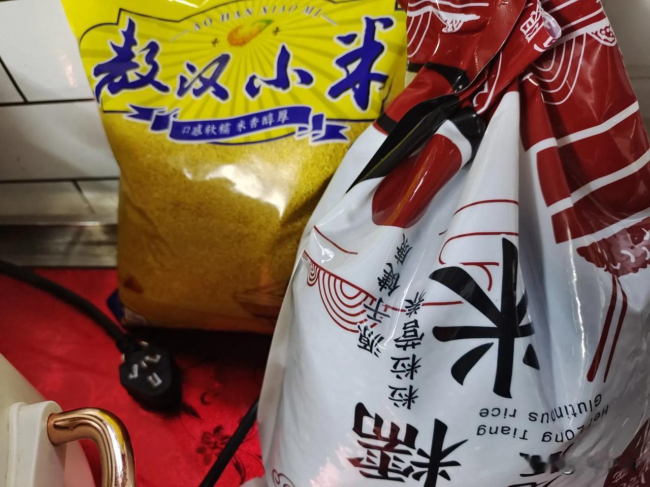 这个雪糯米呢，一斤是三块钱一包是五斤，然后15块钱，我觉得跟买大米的价钱应该差不
