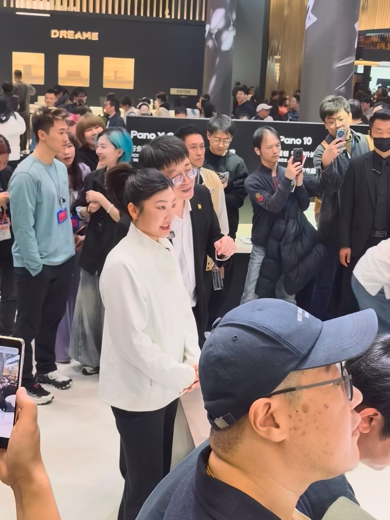 冬奥冠军徐梦桃居然现身上海AWE展会，还专门去体验扫地机器人了，果然，不管是谁，