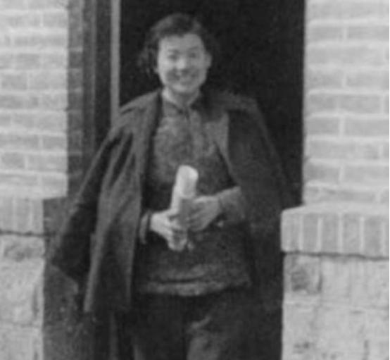 1994年，“英雄儿女”解秀梅因脑梗住院，欠下3万元医疗费，在医院准备停止治疗时