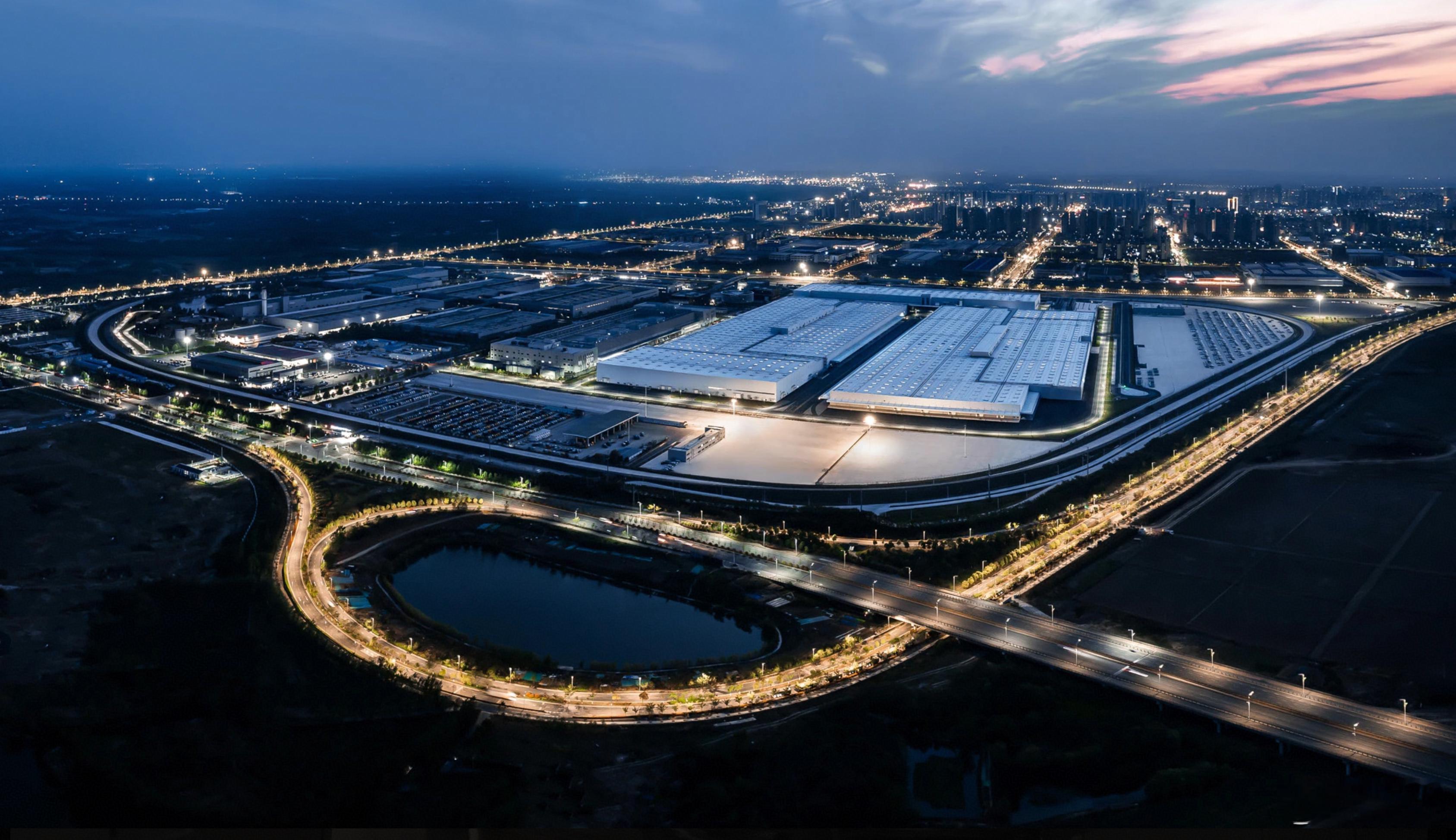 尊界超级工厂的夜。