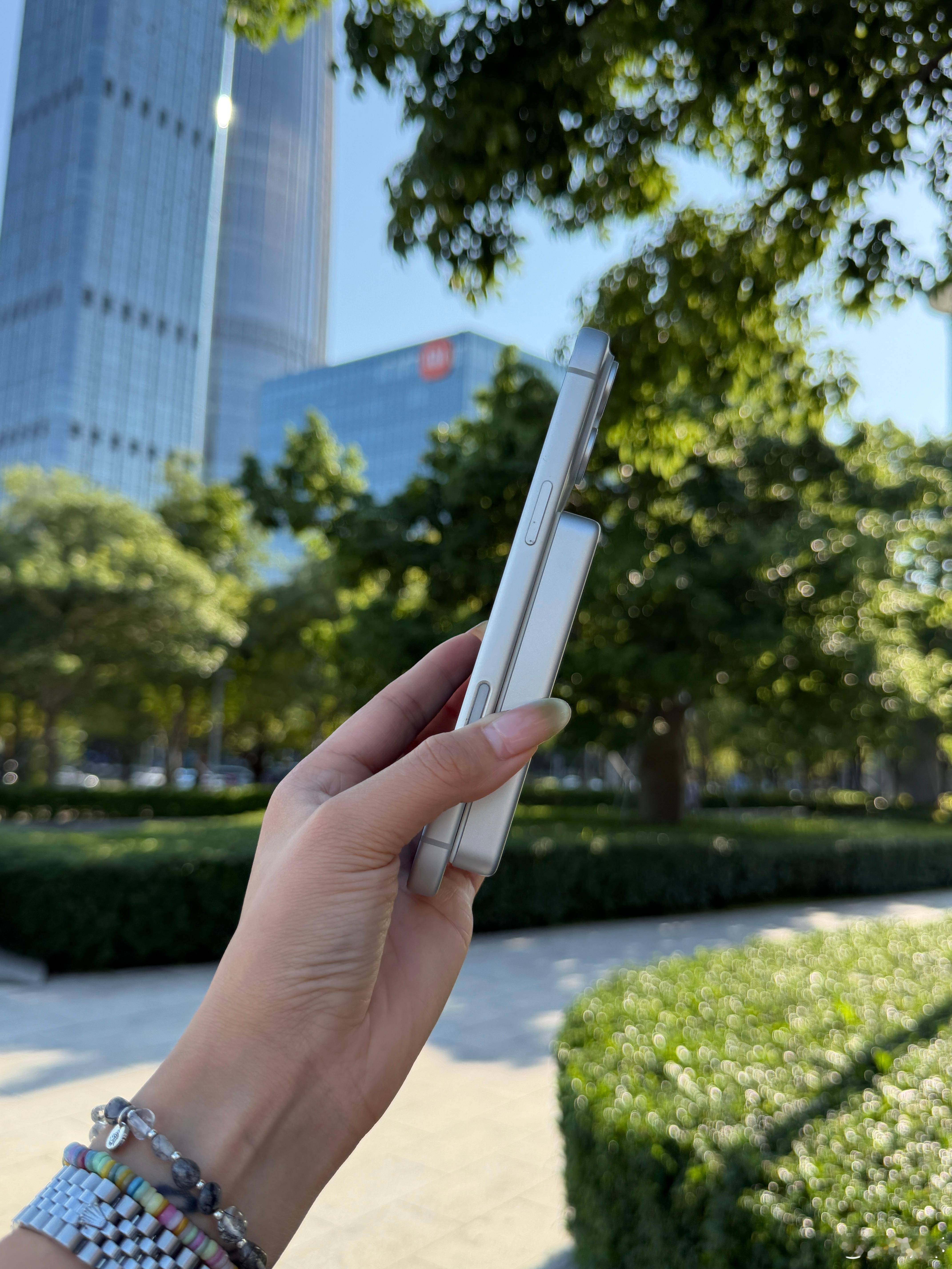 小米新出的金沙江磁吸充电宝，容量是10000mAh，比5000mAh版本的厚了一