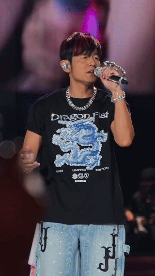 周杰伦三亚演唱会官宣总算盼到杰伦三亚场次官宣，脑海里已经脑补万人合唱画面，整首青