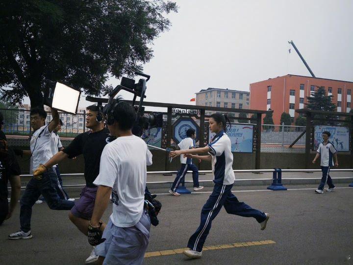 娱乐[超话]关晓彤闭眼笑颜关晓彤晴也表情包 关晓彤晴也表情包，出来玩吗我来接你 