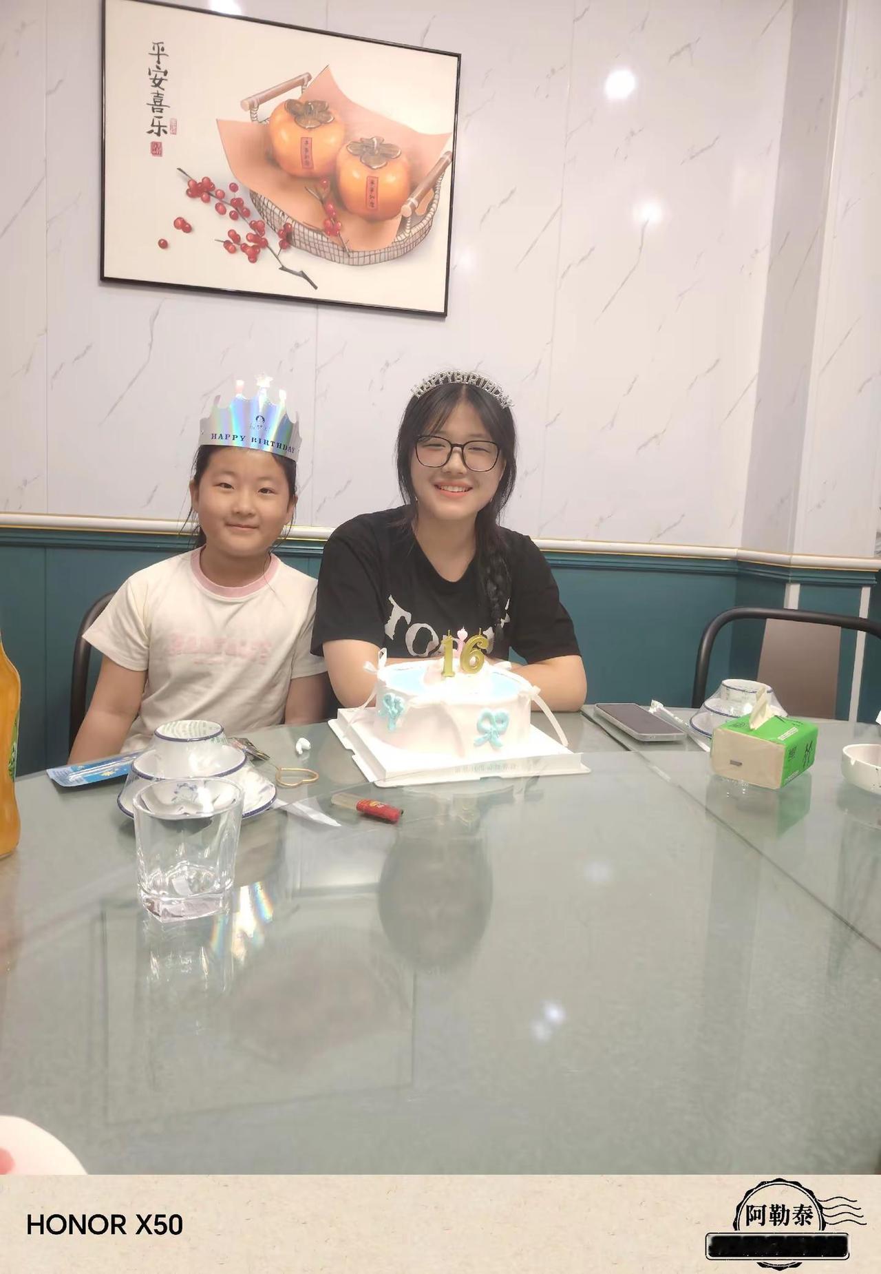 生日快乐！继续可爱，烦恼全都走开！又长大一岁，美丽翻倍，快乐加倍！