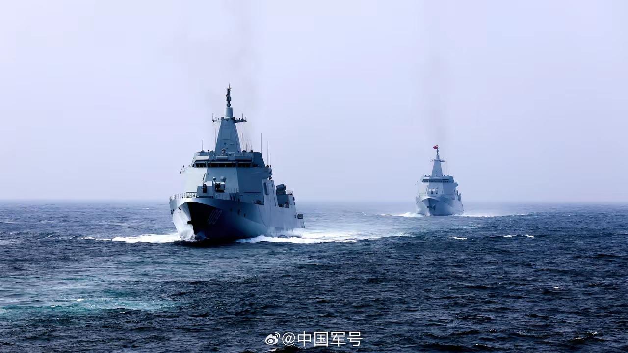 最新服役的109，110万吨大驱同框画面，高清图。不得不说，还是万吨大驱看着震撼