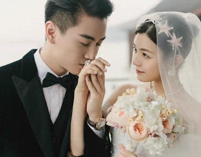 陈晓多帅多适合做老公的男人啊，当时娶陈妍希都觉得可惜了陈晓。
 
两人在官宣离婚