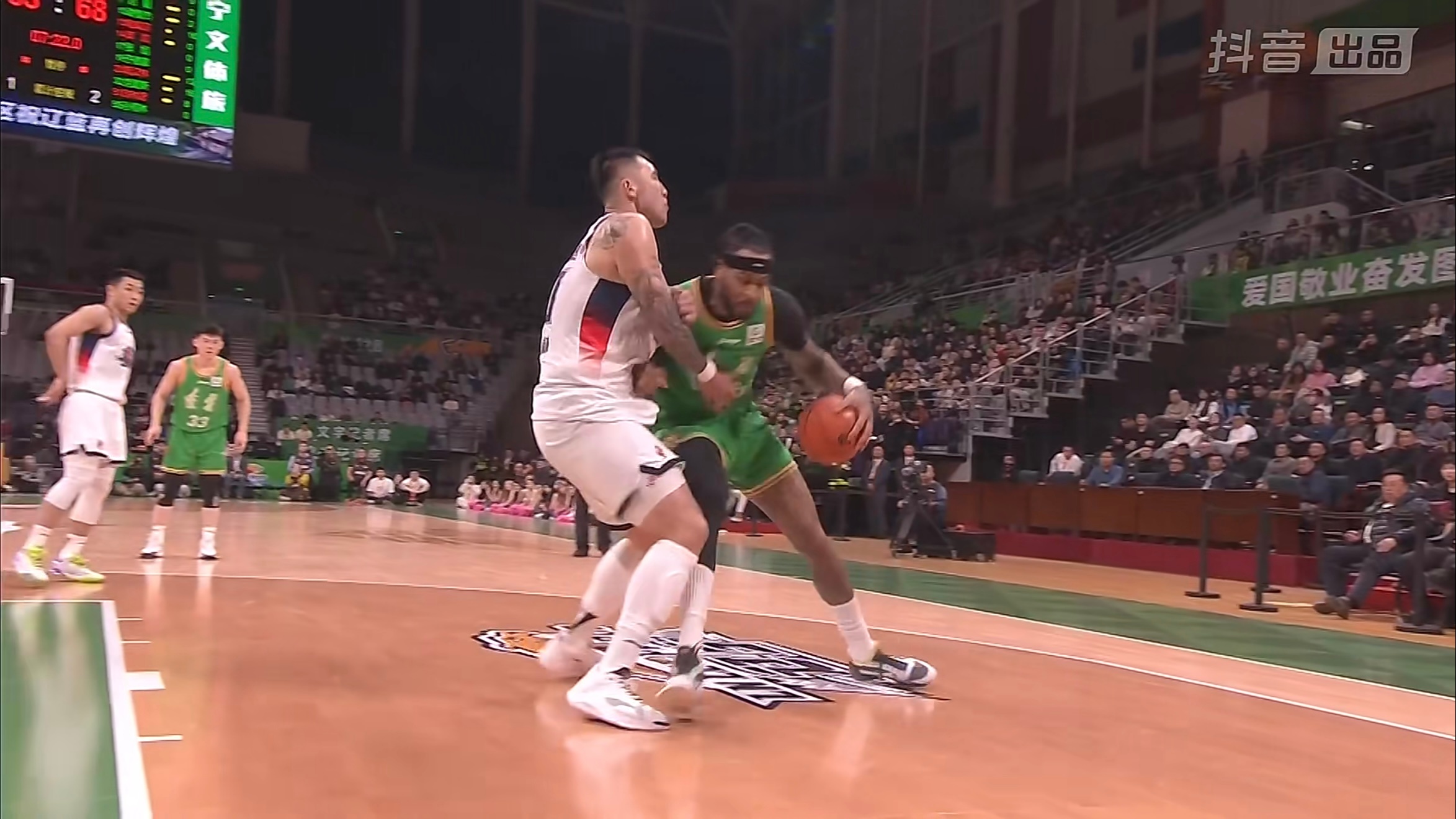 陶汉林造成莫兰德犯规，然后又进攻端拨出二次篮板，助陈林坚三分命中。辽宁男篮vs山