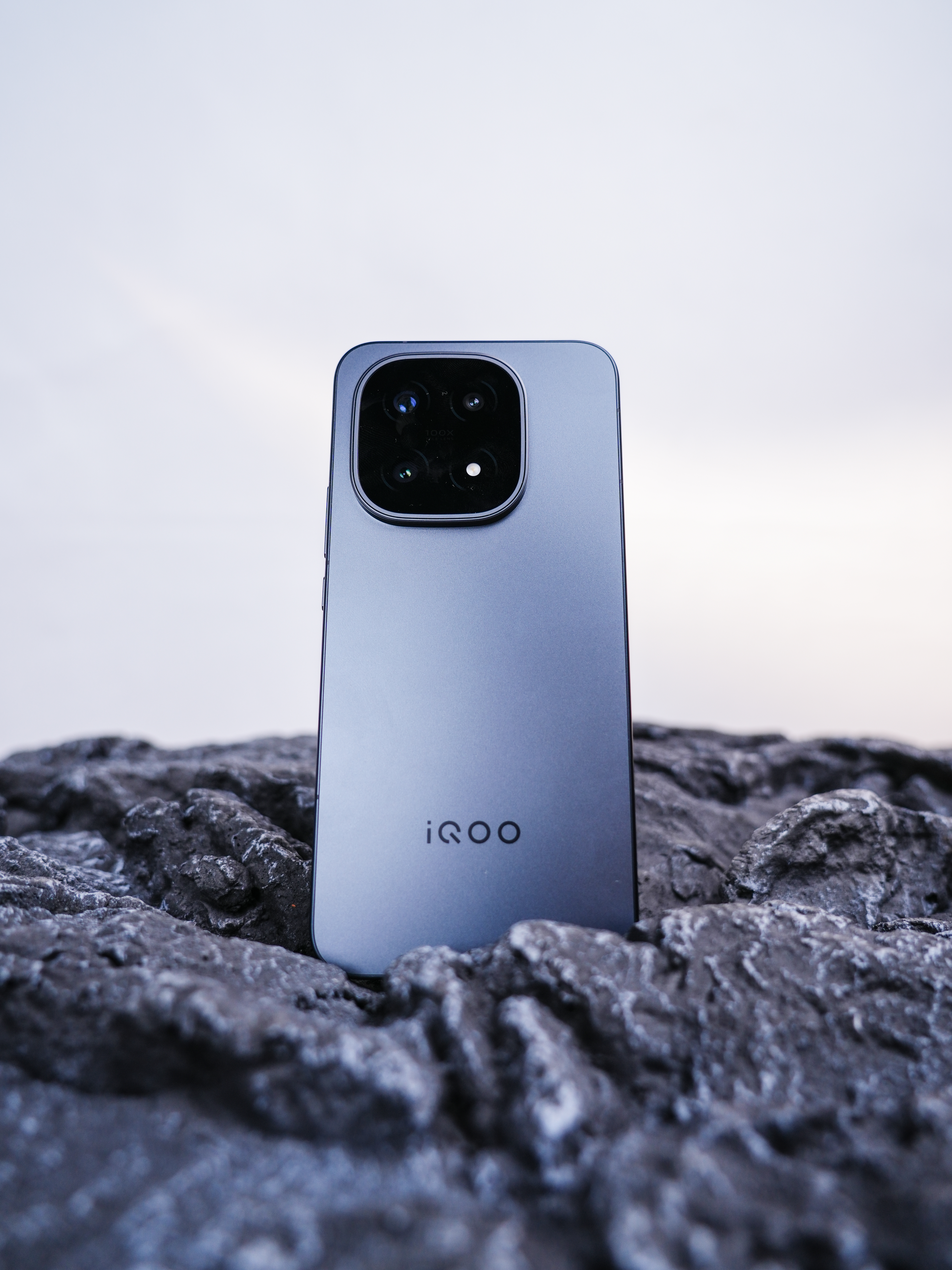 这段时间一直拿 iQOO 15T 打游戏，边充边玩是常态，不过这样也让我意识到 