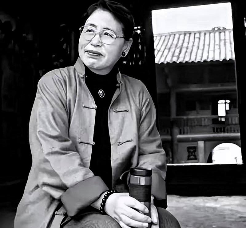 叶广芩，1948年出生于北京，出身清代叶赫那拉氏满族世家，是家中第十三个孩子，家
