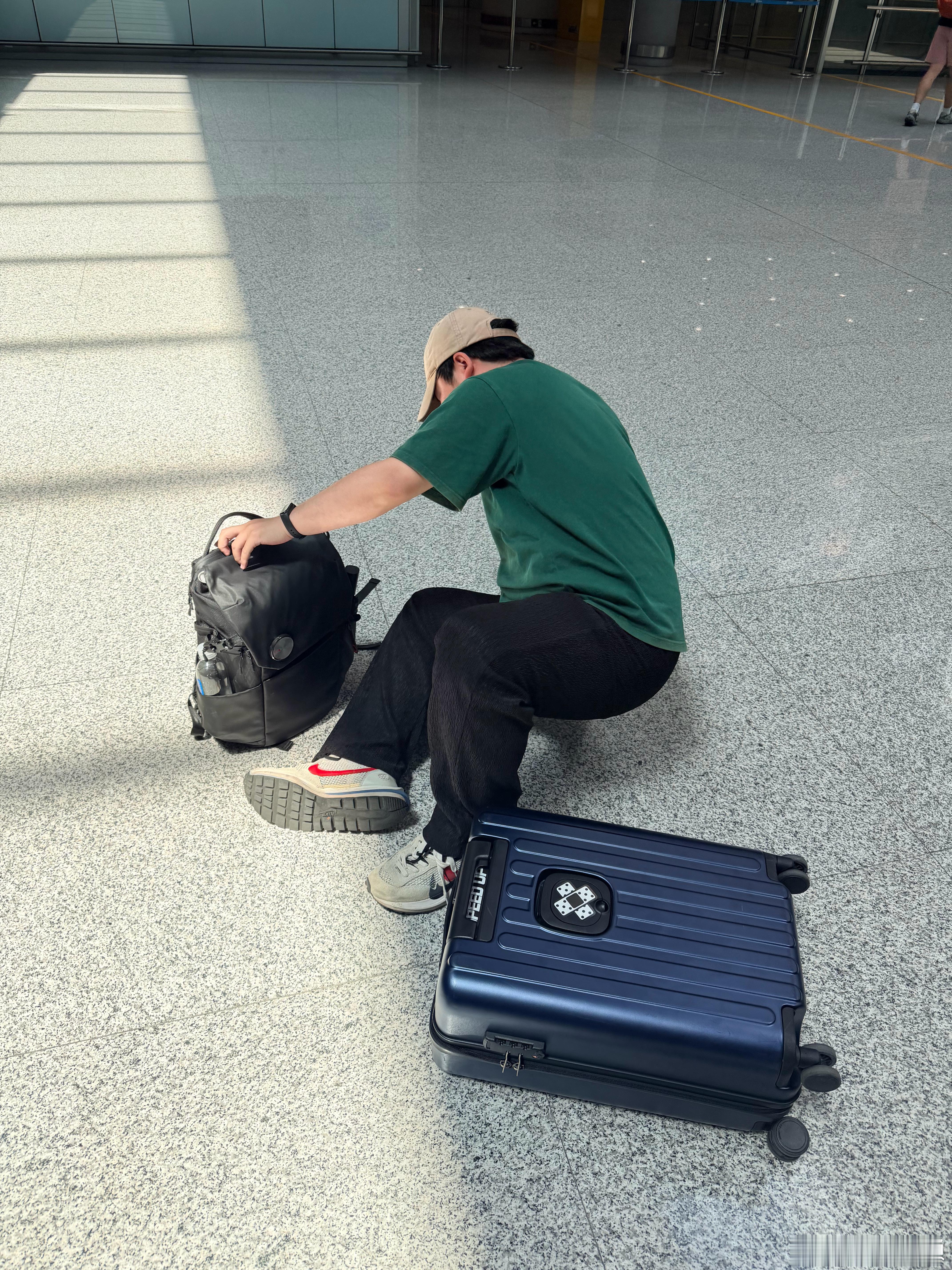 生活不易，小赖倒地我寻思着坐行李箱上面溜一会儿吧，没几秒就这样了，我lay了。 