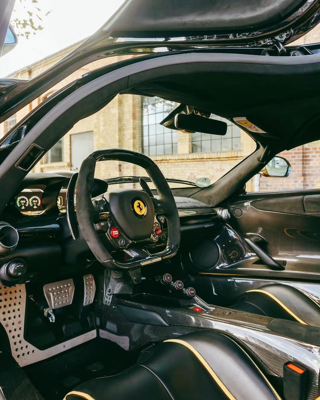 黄得晃眼的“公路闪电”——LaFerrari往街头一停，整条街的视线都被它勾走。