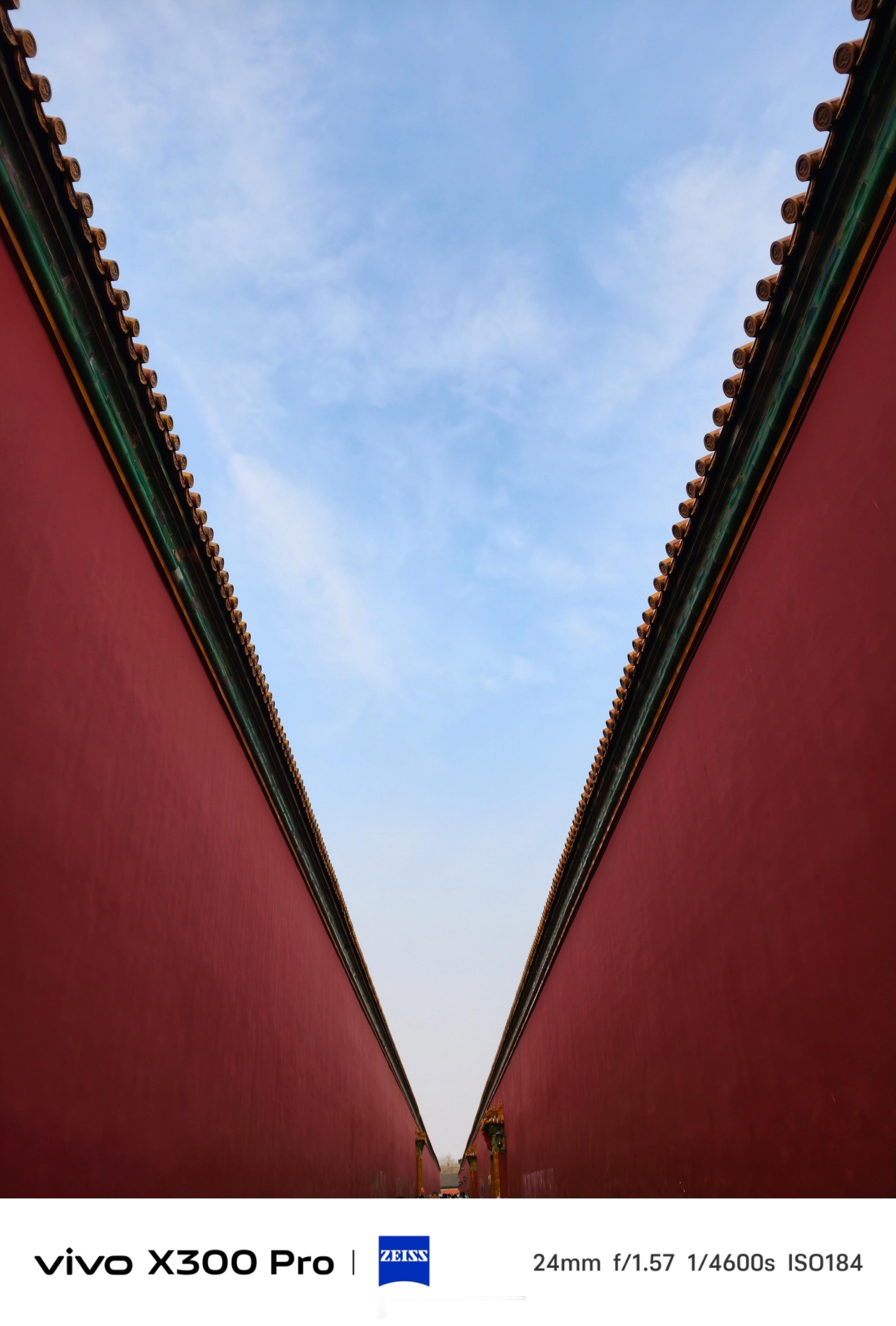 《2026北京初雪故宫已成紫禁城》2026年1月18日，2026年北京的第一场雪