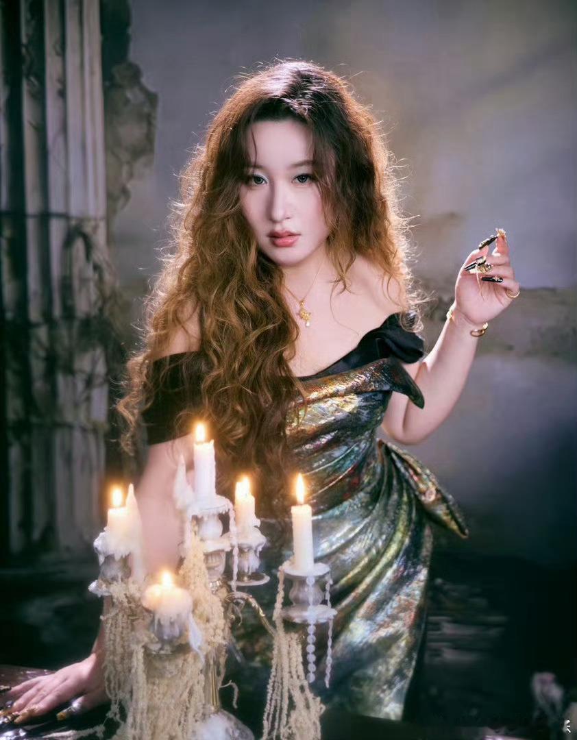 锤娜丽莎看到尤长靖上歌手哭了🎵怀揣同样梦想结伴前行十一年，见证好友圆梦登台，积