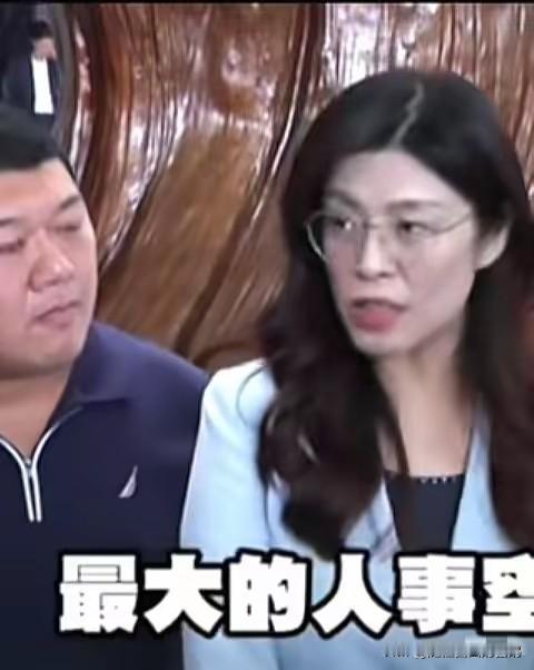 这题处理起来不易。
郑丽文面临211名员工辞职的挑战。虽然可以回聘，但逐一拜访非