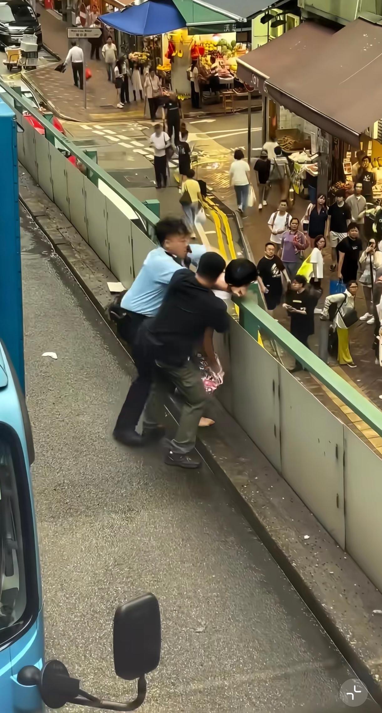 香港警察真系太文明了，两个差人还没办法制服一个。太温柔了，应该锁喉反手落拷。还是