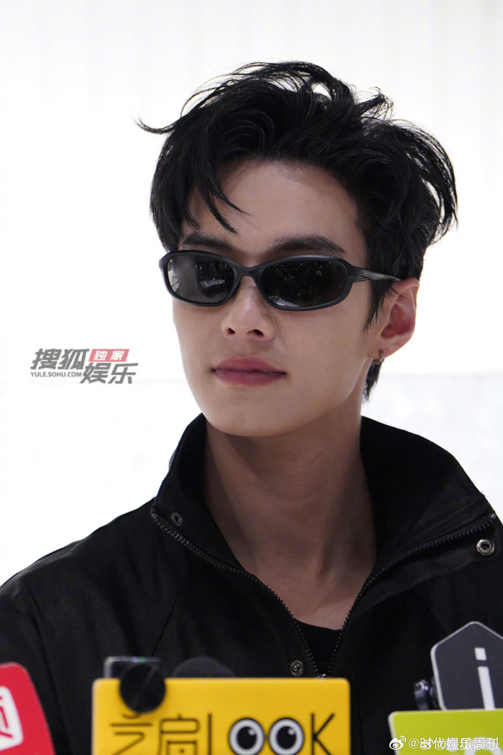 何与送拍立得签名照被宠到原地转圈！何与给粉丝送拍立得签名照拍立得签名照狠狠心动，