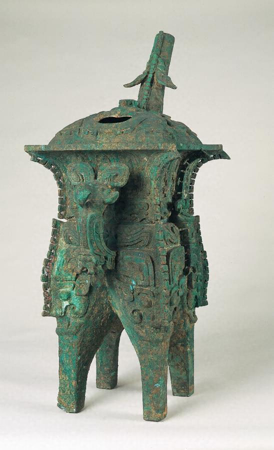 日本根津美术馆收藏的安阳殷墟侯家庄商王大墓出土的商晚期左中右三件方盉.三件在形制