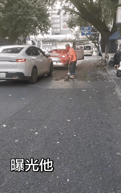 这样的人真的太可恶了！
近日在街头，有网友拍到让人血压飙升的一幕。一名男子背着背