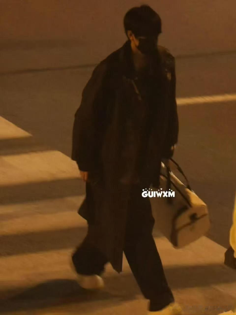 张桂源黑色大衣机场look ​​​张桂源这完全是男模身材吧！黑色大衣氛围感拉满了