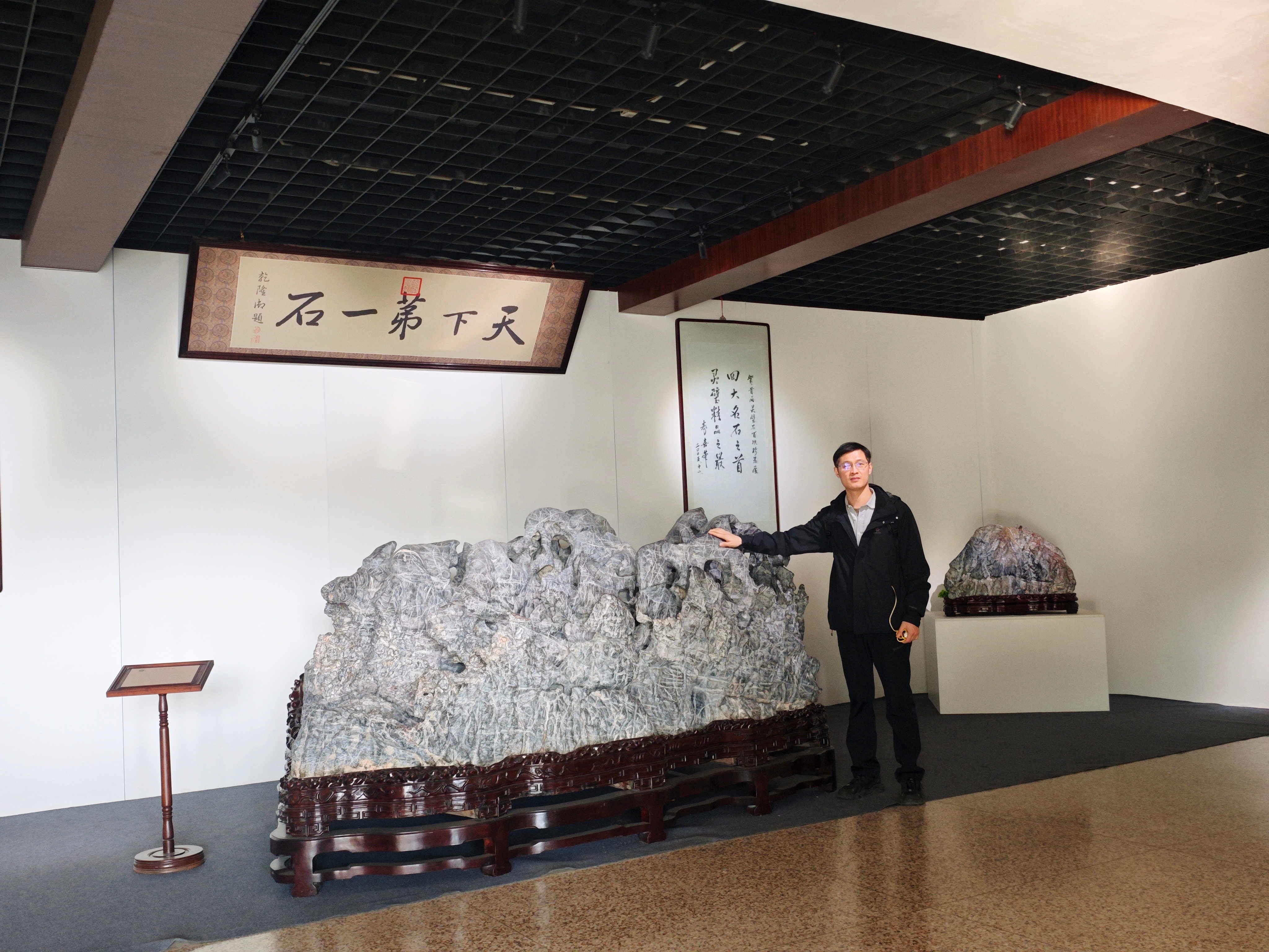  在宿州灵璧，大饱眼福欣赏到了灵璧石王，天下第一石，旁边的《灵璧石王赋》更是让石