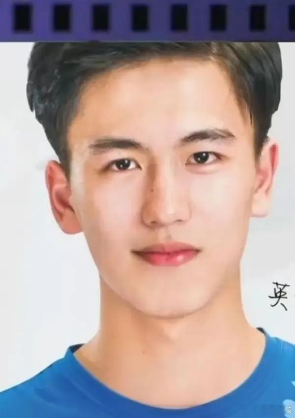 张凌赫素颜其实挺普通的