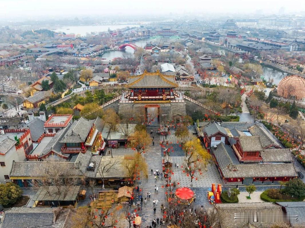 · 洛阳：盛世气象与诗画山水。十三朝古都，盛唐文化的代表。适合喜欢 汉服体验、沉