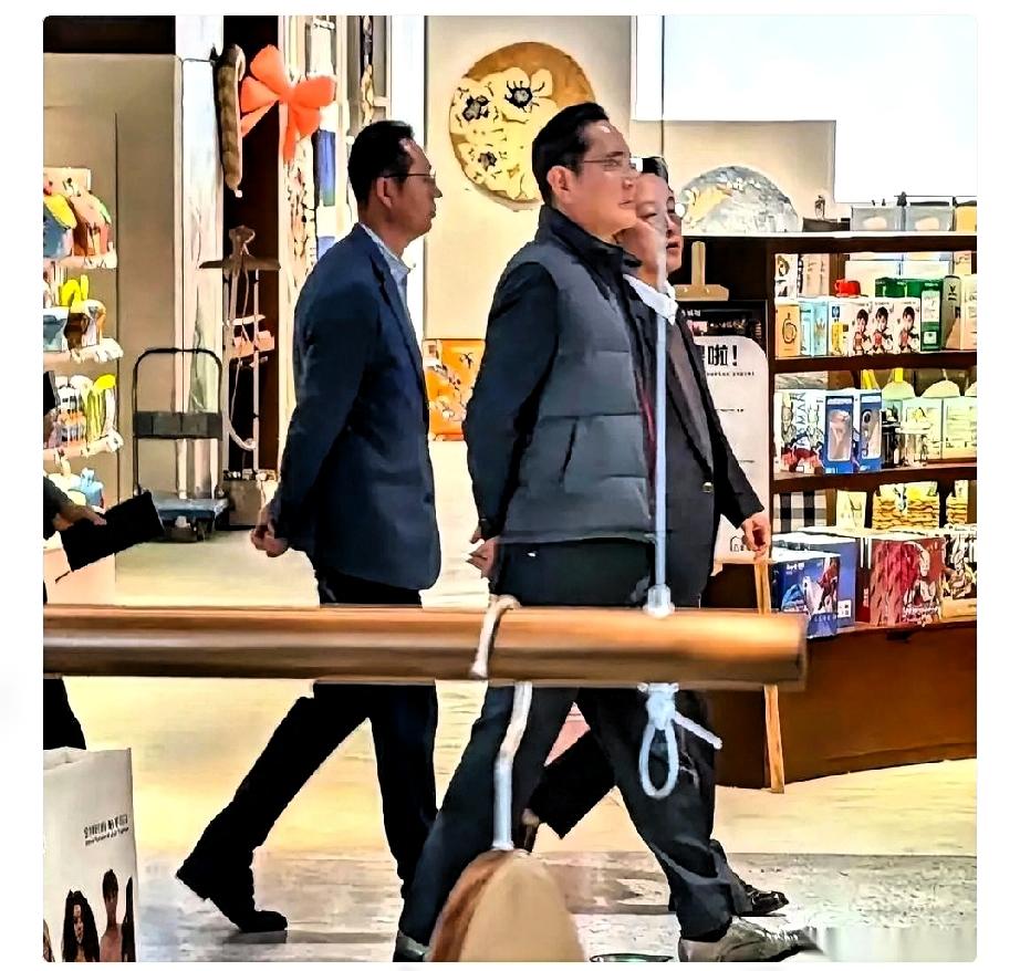 刷到张图，给我看愣了。

三星掌门人李在镕，出现在北京街头闲逛的画面，没带保镖，