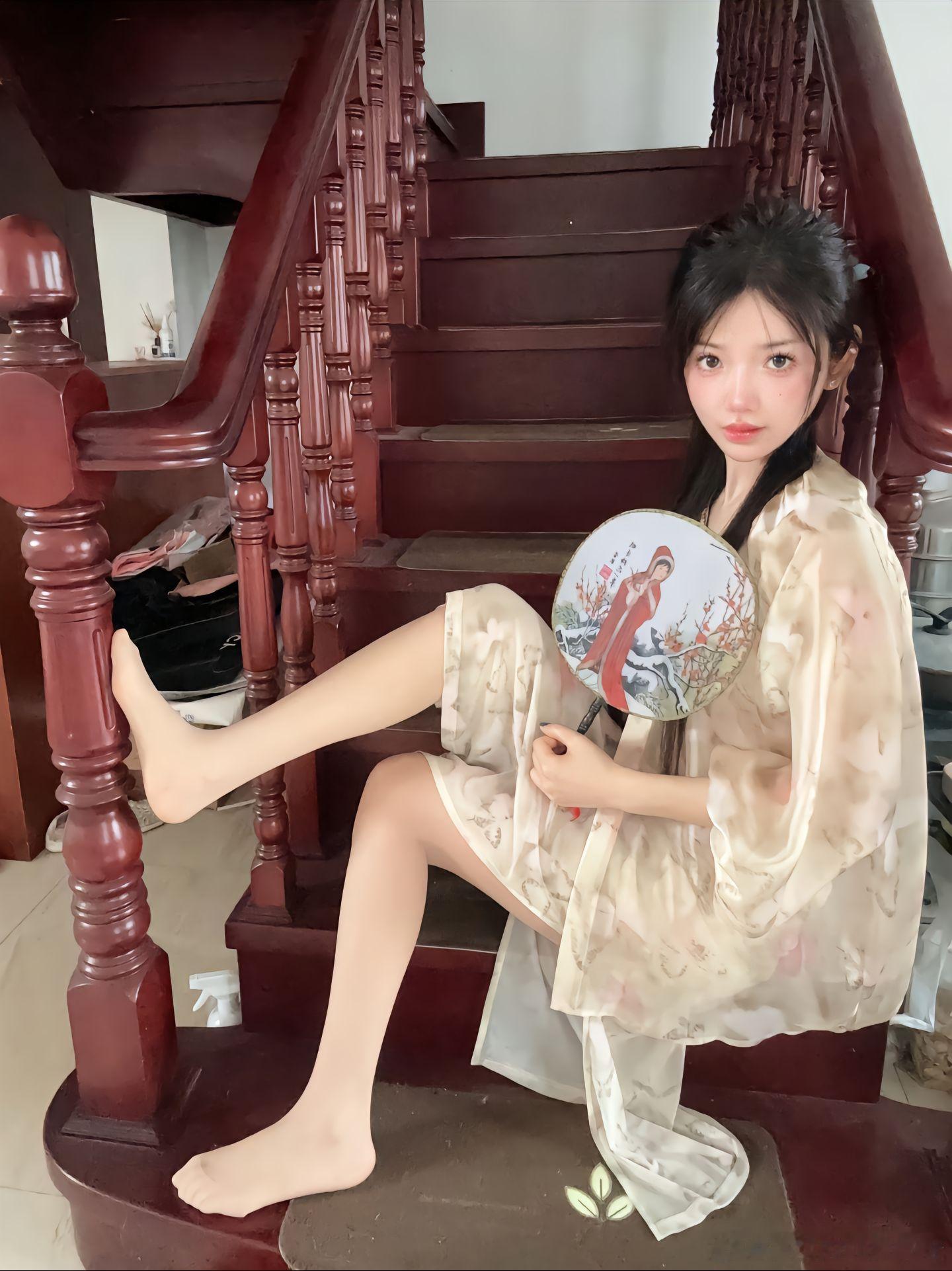 古风汉服配丝袜，别有一番风采～ ​​​