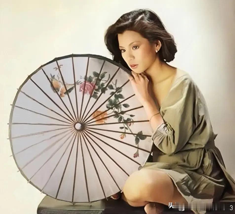 轻纱遮面，花伞映春光🌼