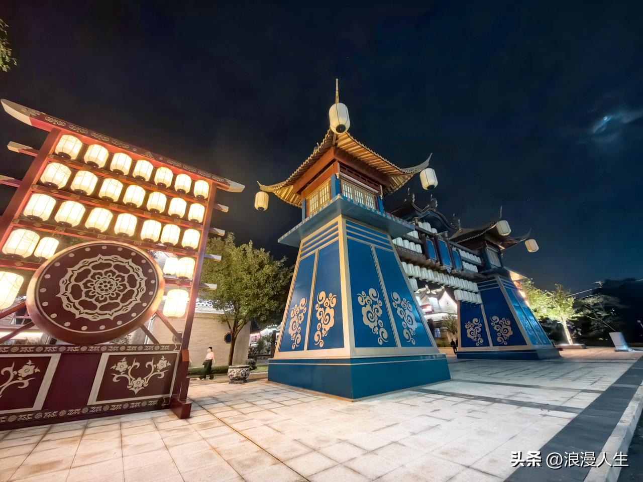 华山仙峡小镇，国庆前夕，闲来无事和友人夜游华山脚下仙侠小镇，小镇仿古建筑形态各异