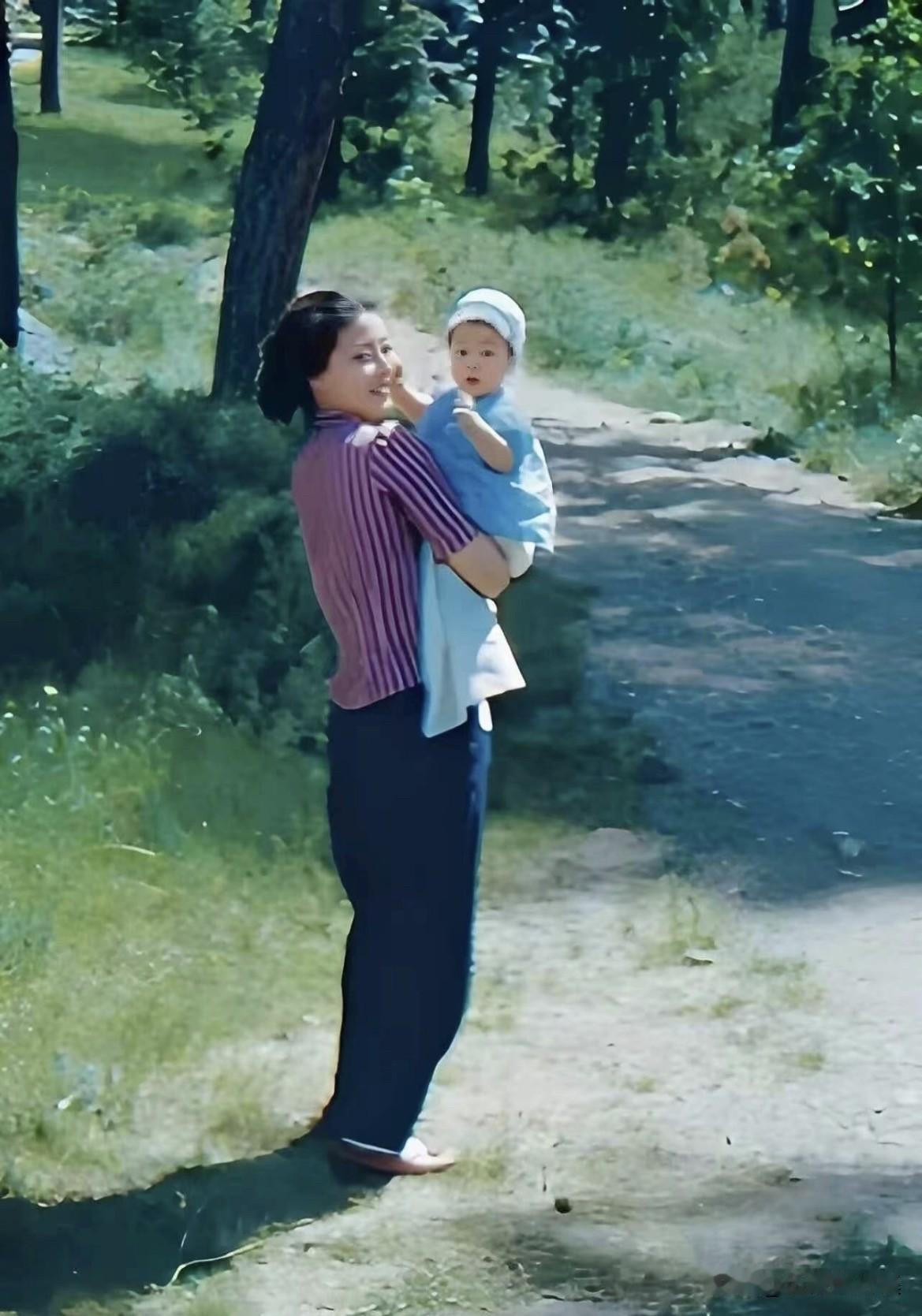 1951年夏，钱学森的夫人蒋英怀抱着一岁的女儿钱永真，漫步于美国加州帕萨迪纳（在