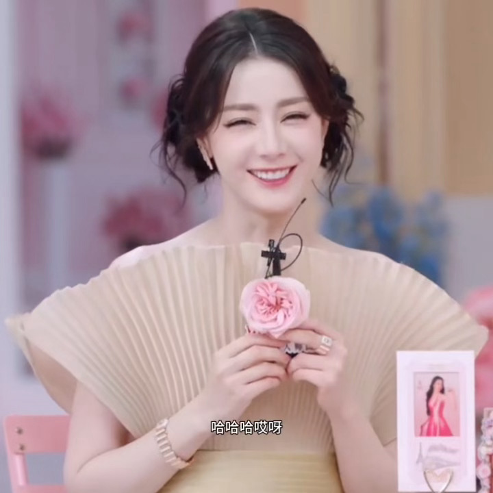 看看迪丽热巴今晚直播截图状态～ 