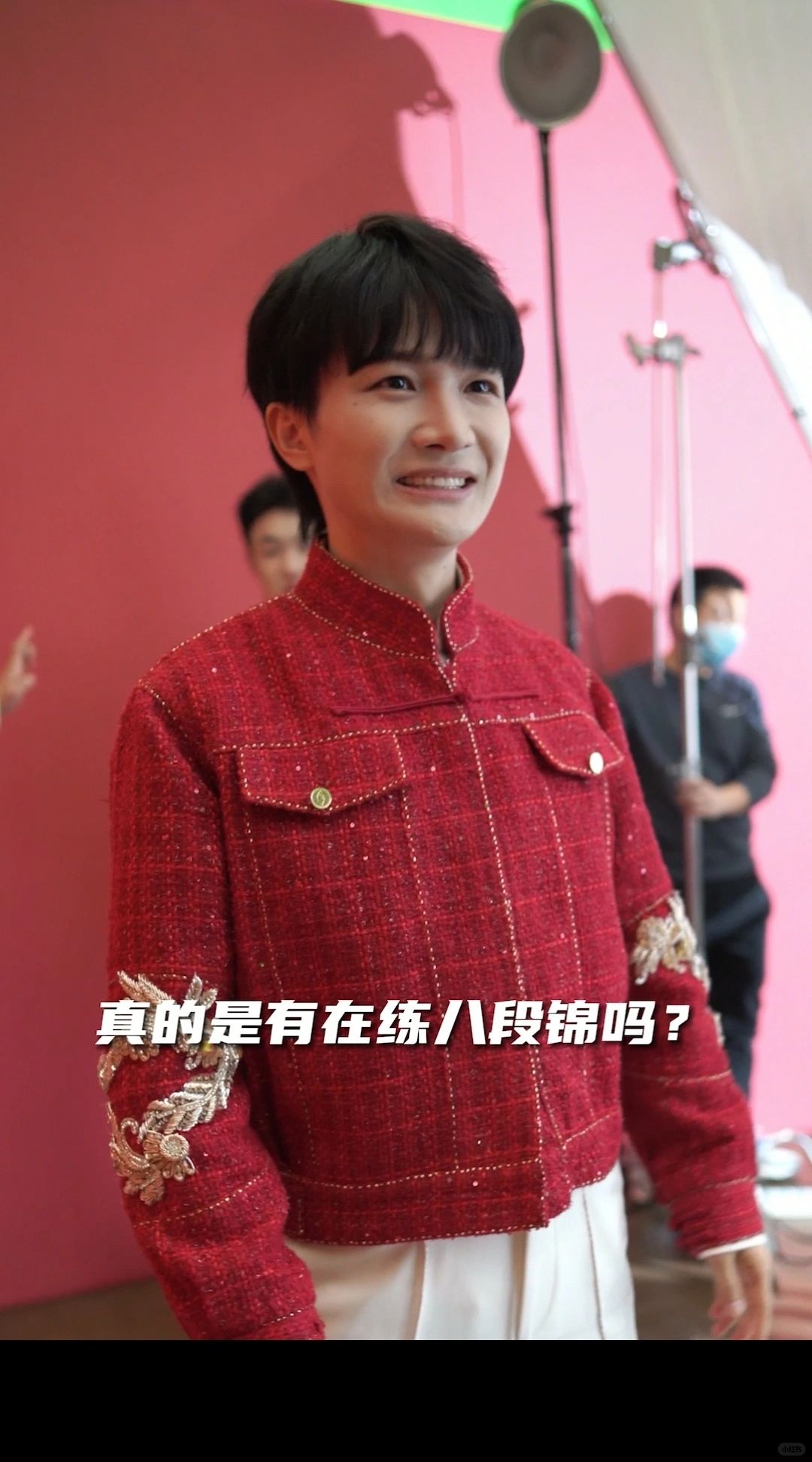 后台捕捉一只可可爱爱的周深