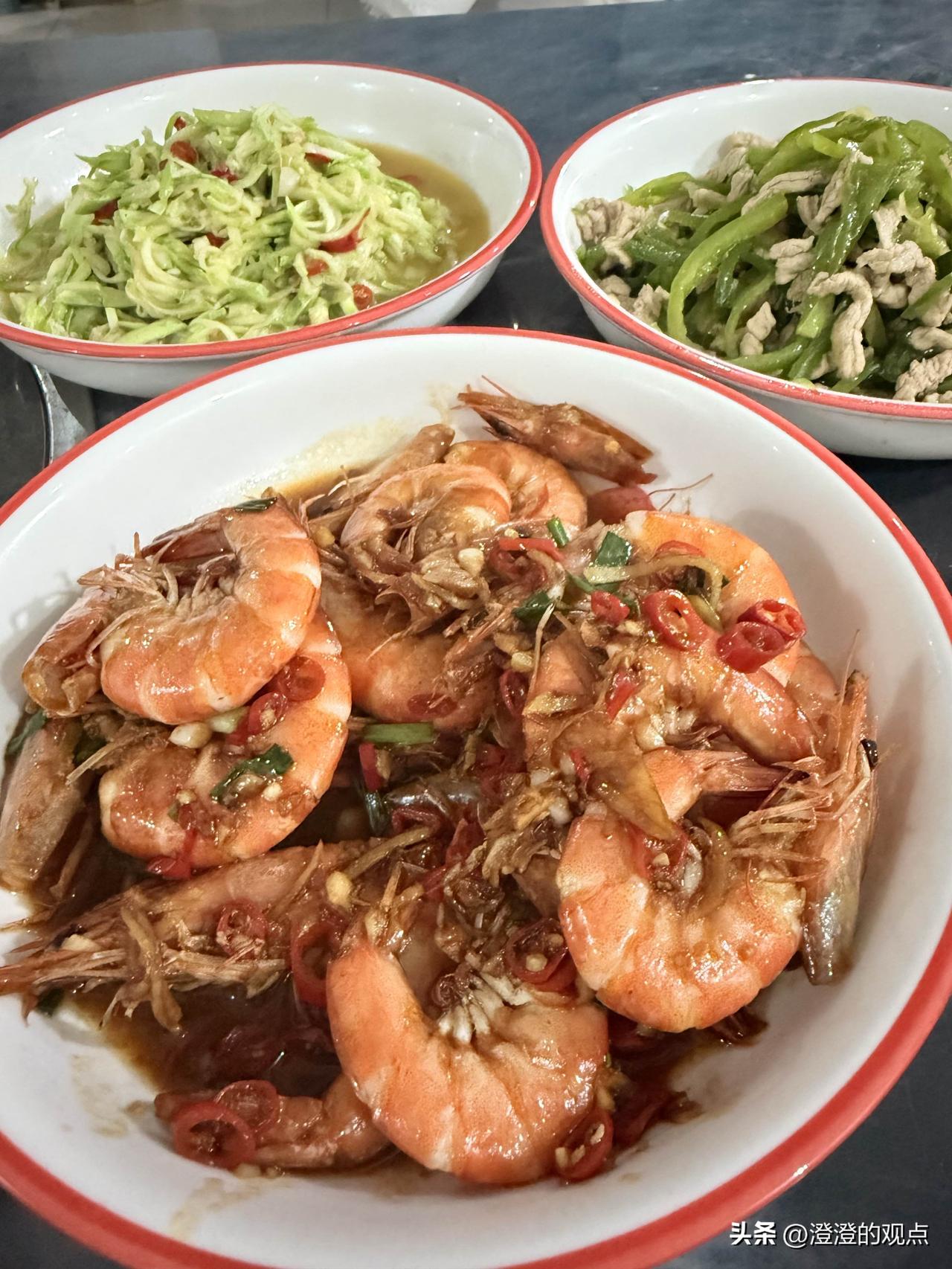 没有什么烦恼，是一顿家常小炒解决不了的！

油亮入味的红烧大虾，裹满了鲜辣的酱汁