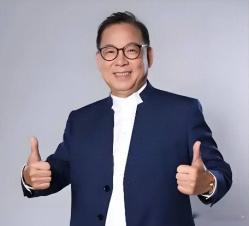1982年，张明敏唱完《我的中国心》后，被香港乐坛除名，正当他心灰意冷准备回电子