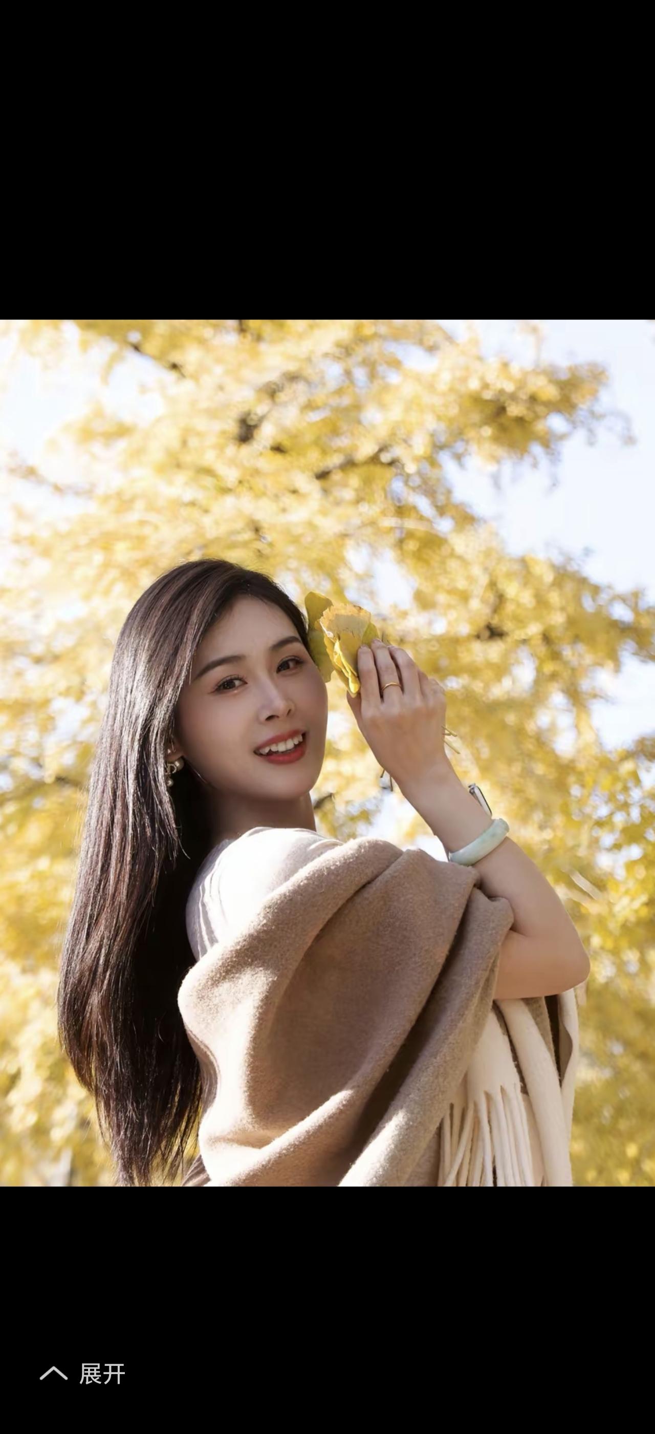 秋叶落，美人笑，岁月静好。