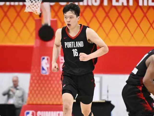 北京时间7月18日，NBA拉斯维加斯夏季联赛开拓者对阵爵士，其中开拓者是背靠背第